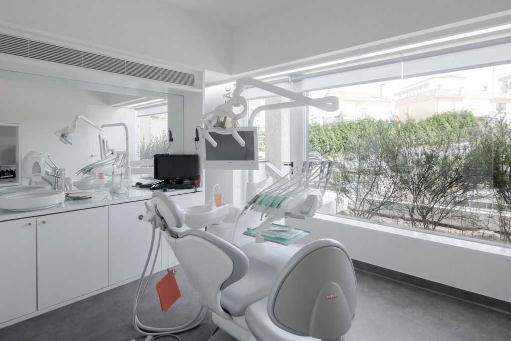 5 clínicas odontológicas que encantam por suas arquiteturas e interiores