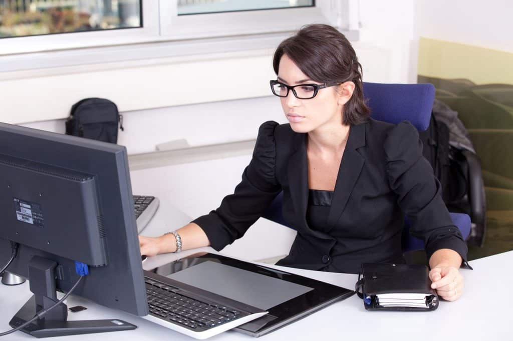 4 passos para contratar uma secretária ou recepcionista para clínicas