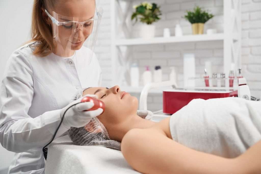 Marketing sensorial em clínicas de estética: como aplicar os 5 sentidos nas suas estratégias?